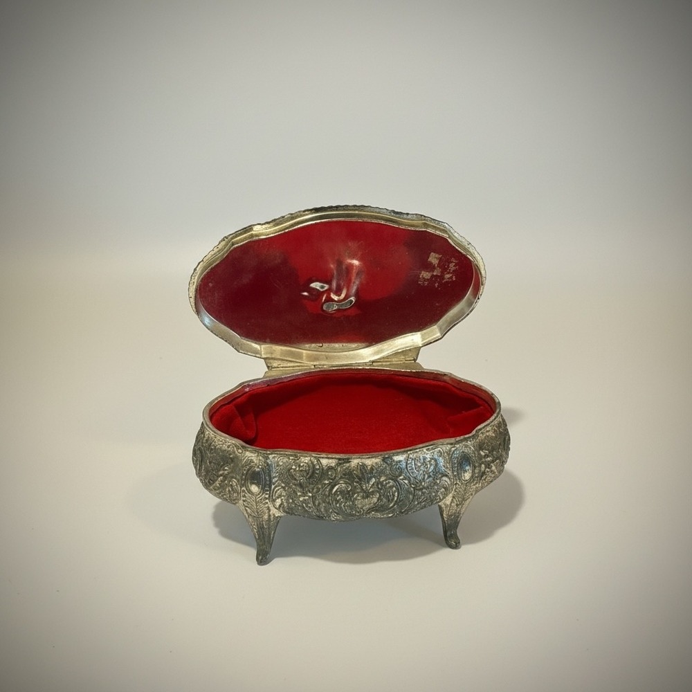 Vintage Silver Tone Oval Footed Jewelry Trinket  Box Courting Couple Victorian - Picture 3 of 16